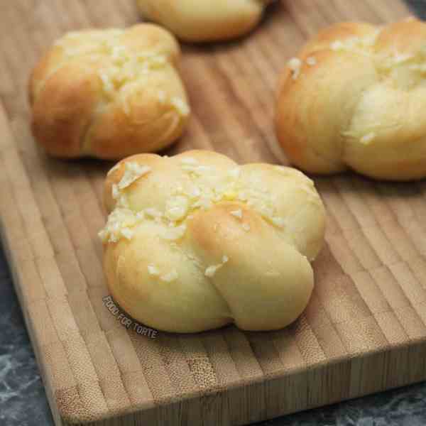 Soft Garlic Knots