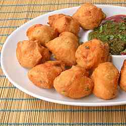 Medhu Vadas/Black Gram lentil fritters