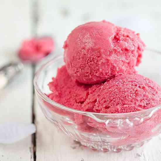 Raspberry frozen yogurt