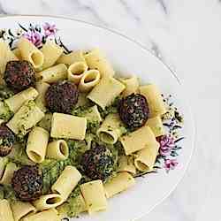 Pasta with creamy zucchini sauce