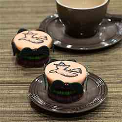 Brush Embroidery Dulce de Leche cupcakes