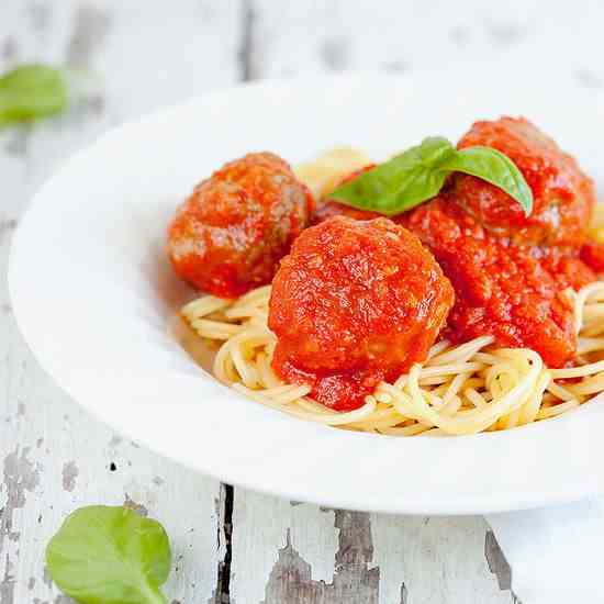 Spaghetti with mozzarella-stuffed meatball