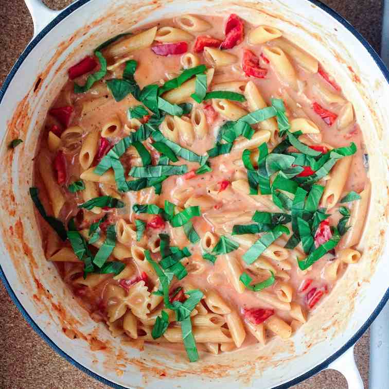 Cheesy Roasted Red Pepper One Pot Pasta