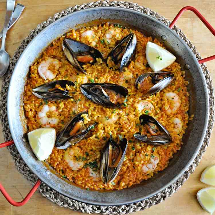 The most AMAZING 20 MINUTE Seafood Paella