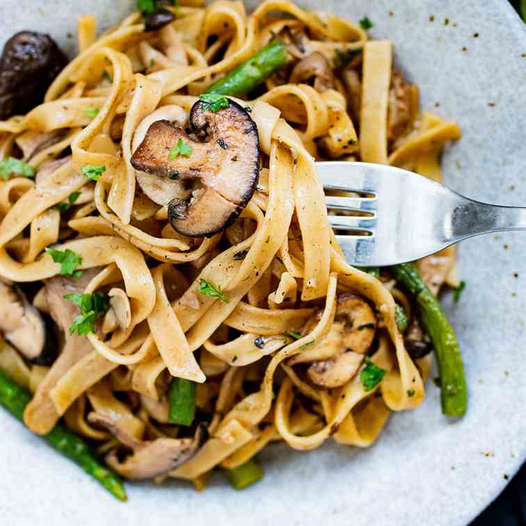 Garlic tagliatelle with mushrooms