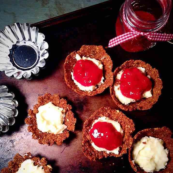 Raw cheesecake tarts with dates crust