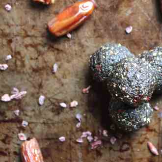 Spirulina Chocolate Peppermint Bites