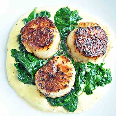 Scallops with passion fruit hollandese