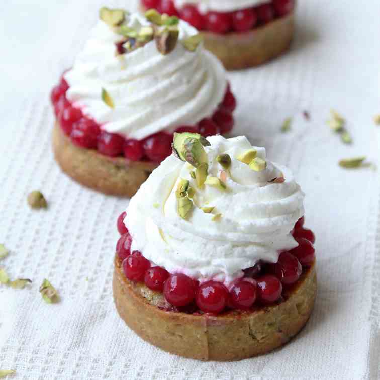 Mini Pistachio Pie with Mascarpone Cream