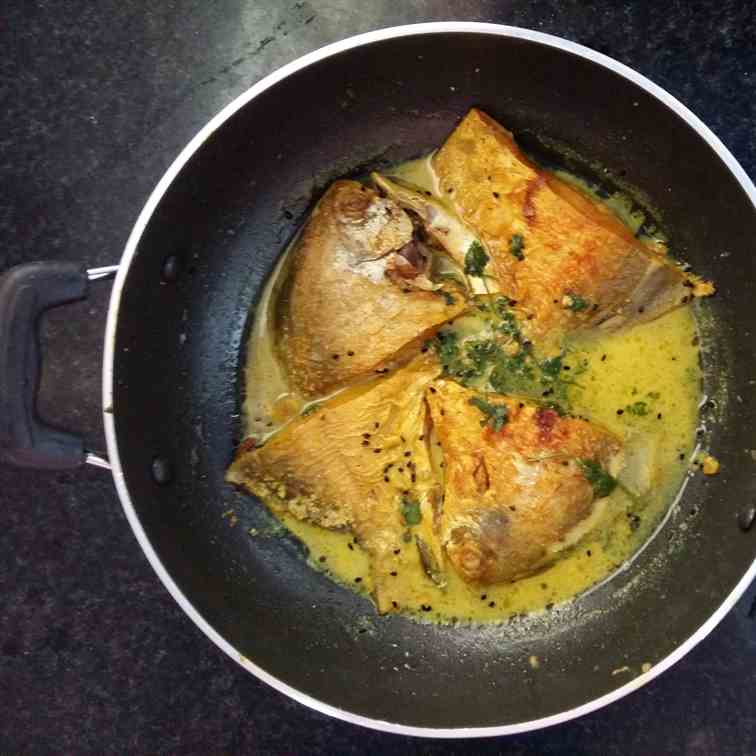 Pomfret jhal (Pomfret with mustard) 