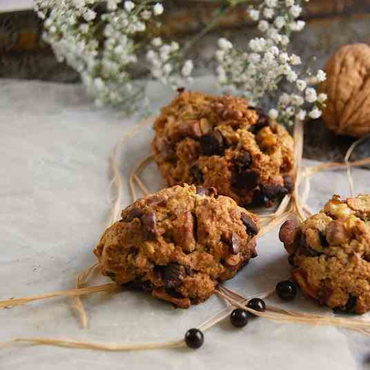 Chocolate chips and nuts cookies