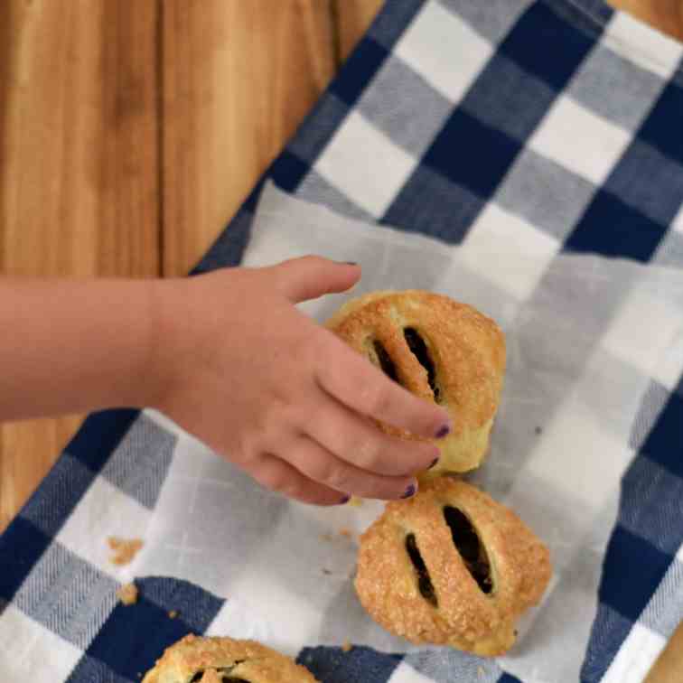 Cauldron Cakes with Fig Filling