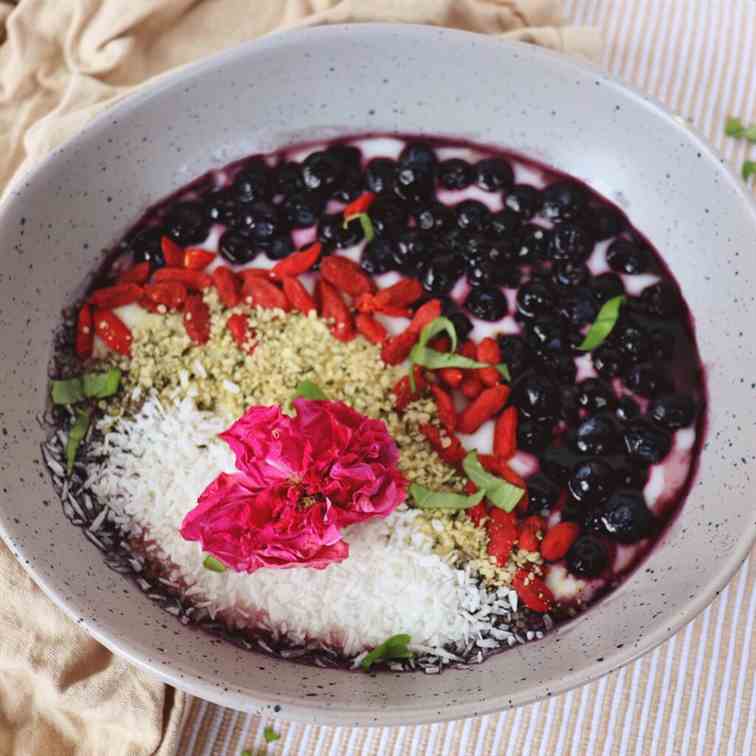 Healthy Breakfast Superfood Yogurt Bowl