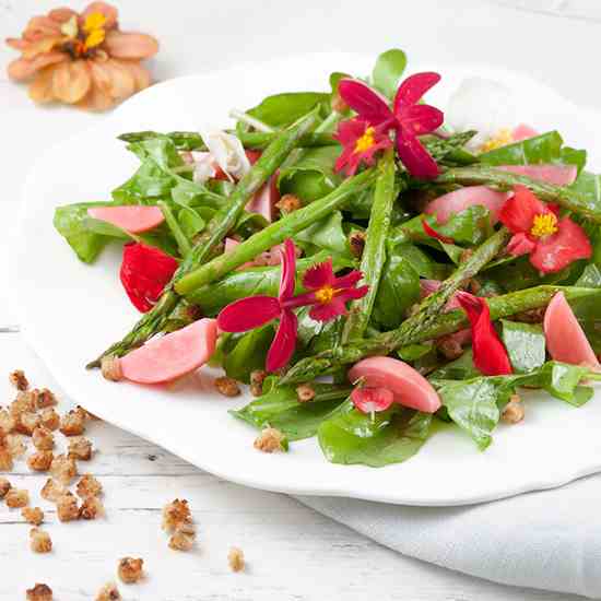 Green asparagus salad with edible flowers