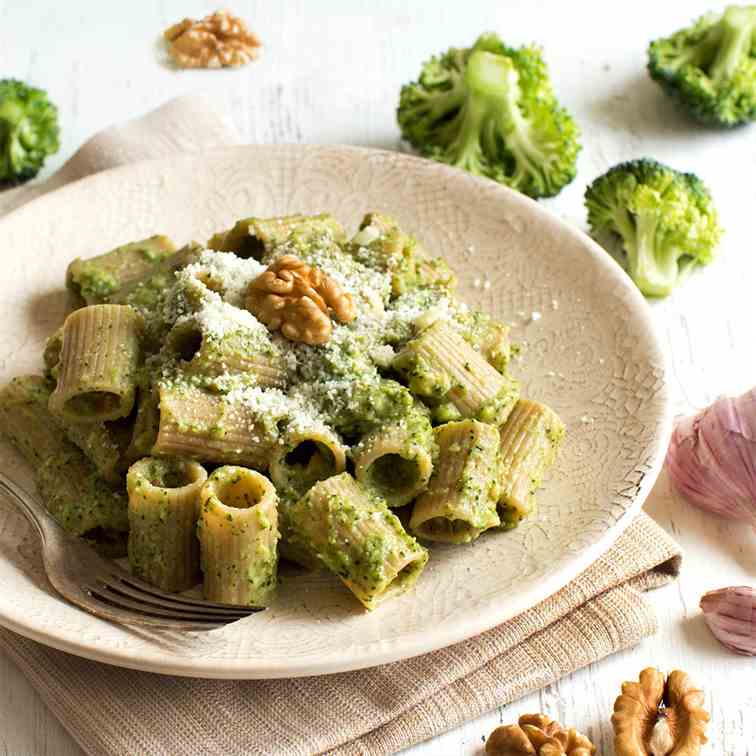 Pasta with broccoli and walnuts cream
