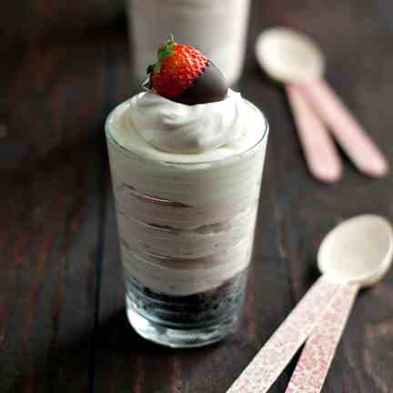 No Bake Strawberry Oreo Cheesecake