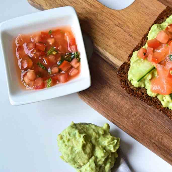 Sandwich with salmon and avocado
