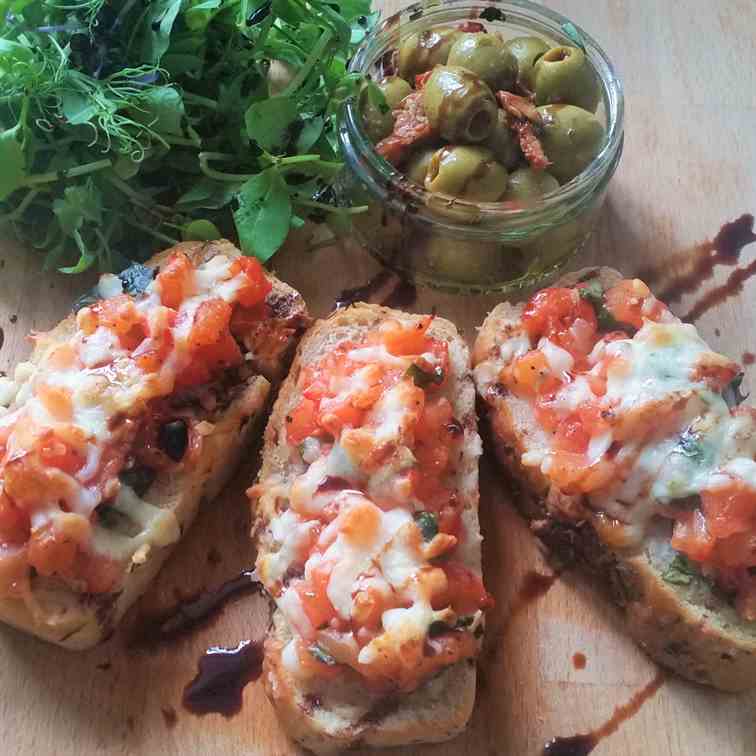 Tomato bruschetta with basil and mozzarell