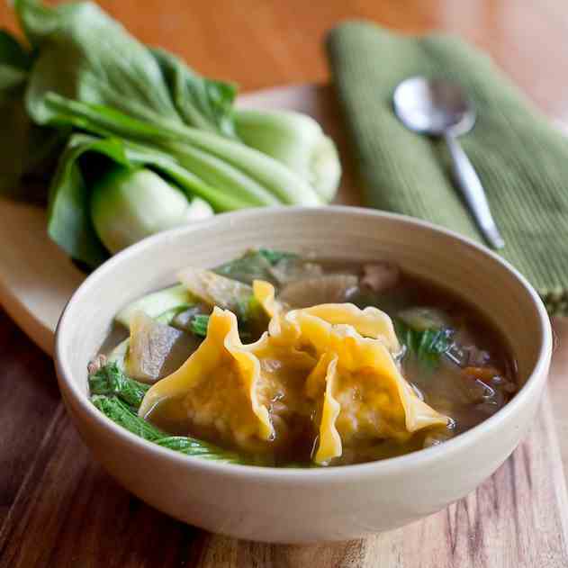 Fragrant chicken, vegetable & wonton soup