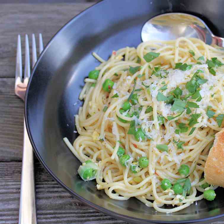 pasta scramble with peas and parmesan