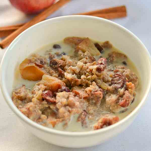 Slow Cooker Apple-Cinnamon Oatmeal