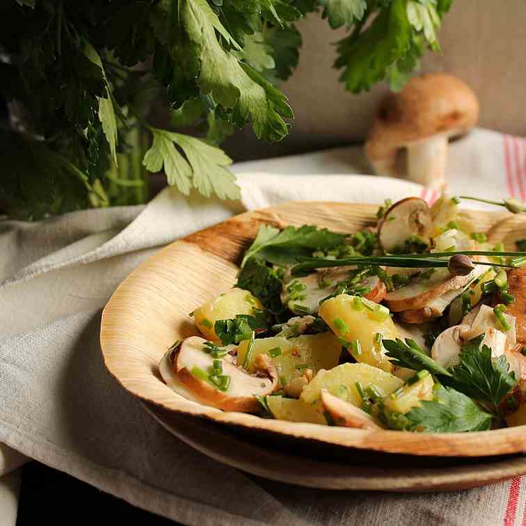 Potatoes salad with mushrooms and herbs