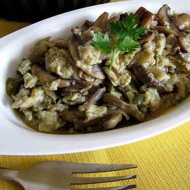 Scrambled eggs with mushrooms