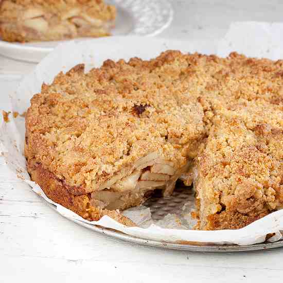 Healthy apple crumble pie