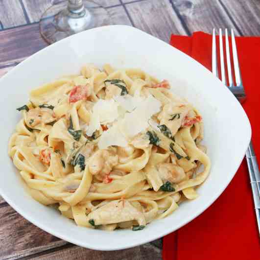 Pasta with chicken and sauce