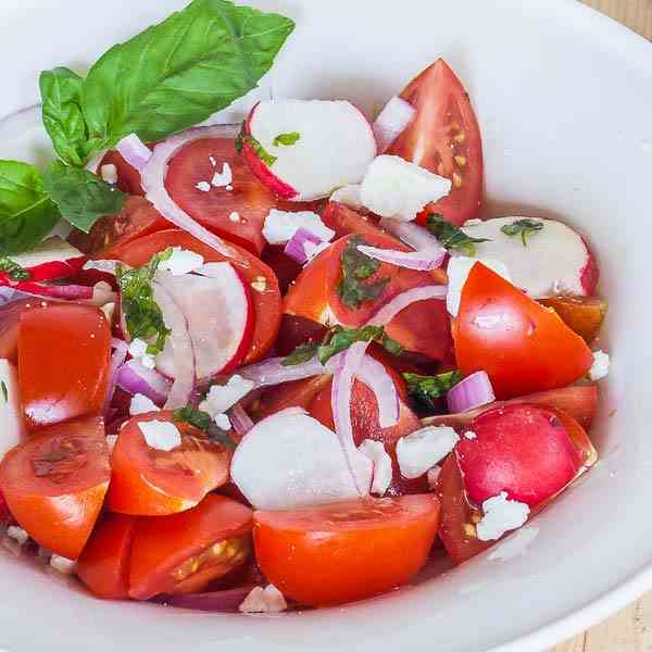 SIMPLE TOMATO AND BASIL SALAD