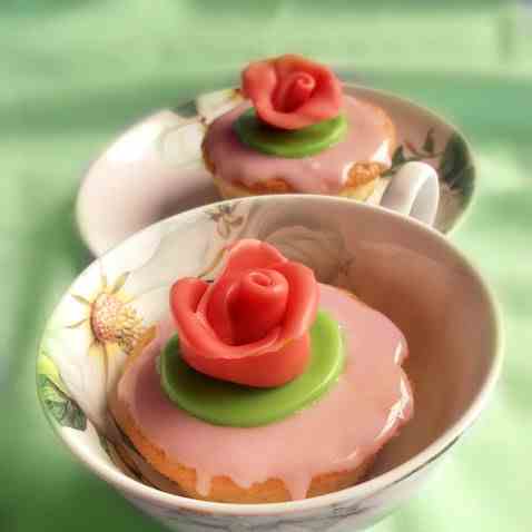 Easy Sponge Cakes with Fondant Roses 