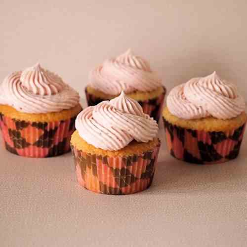 Almond Cupakes with Strawberry Buttercream