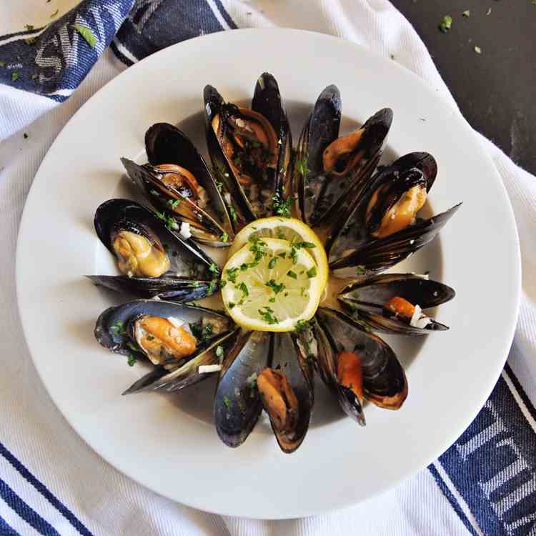 Mussels in White Wine - Garlic Sauce