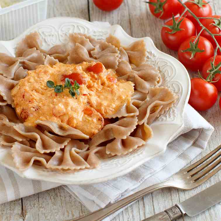 Pasta with stracchino cheese and tomatoes