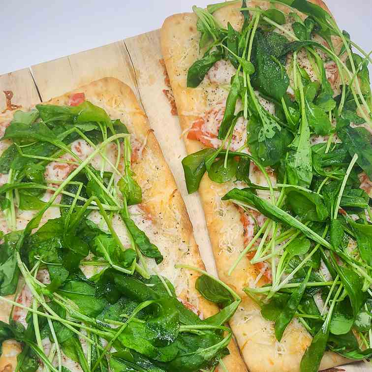 Caprese Arugula Flatbread Pizza