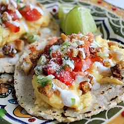 Breakfast Tacos con Chicharrones