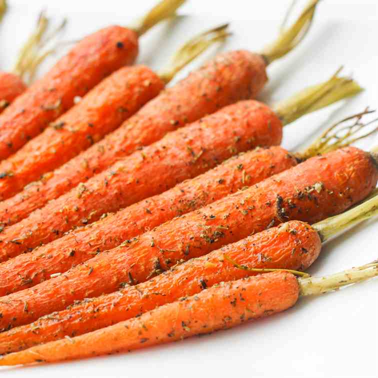 Easy Garlic and Herb Roasted Carrots