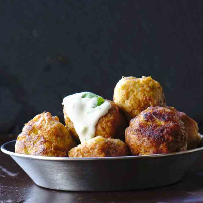 Leek dumplings with yogurt sauce