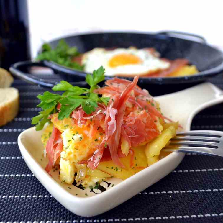 Scrambled eggs with Serrano ham