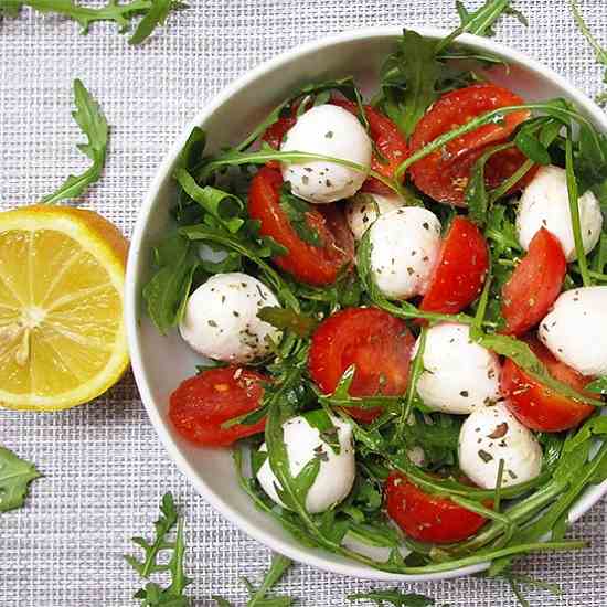 Quick Mozzarella Tomato Rocket Salad