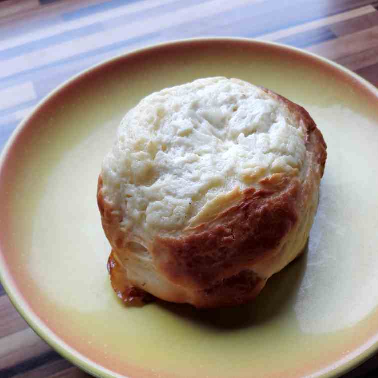 Yeast buns with curd filling