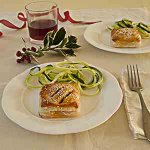 Mini puff pastry tarts with cotechino and