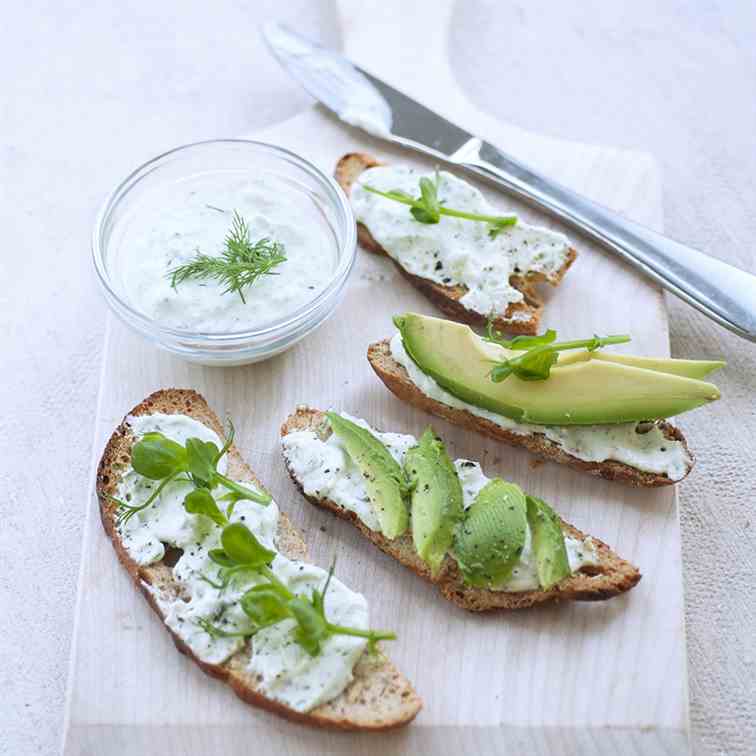 Bread chips with skinny feta dip