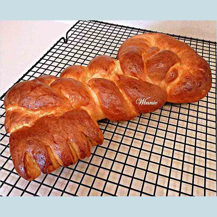 Key-shaped Challah - special tradition