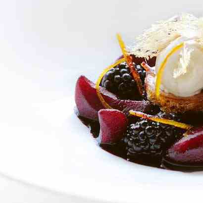 Mulled winter fruits w. cinnamon ice crem