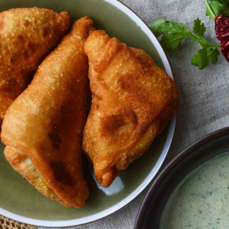 Samoosas with Mint-Cilantro Dip