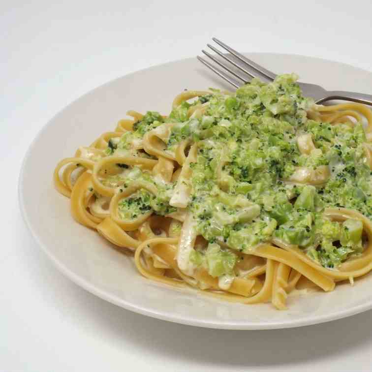 Easy Broccoli Fettuccine Alfredo