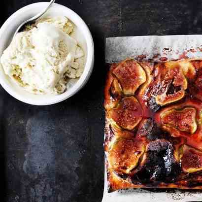 Fig tart with cinnamon ice cream