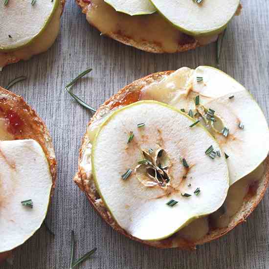 Apple, White Cheddar, and Rosemary Bagels