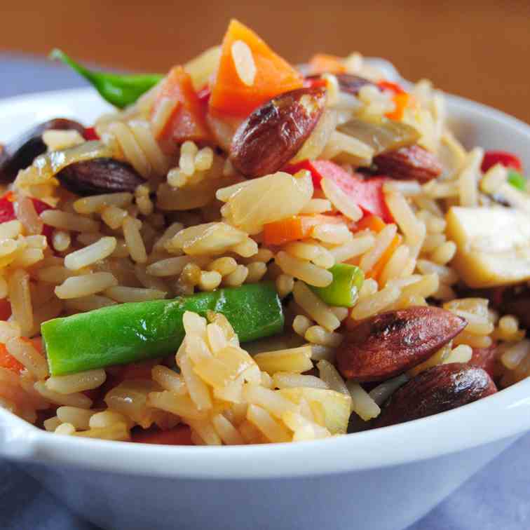 Stir-fried vegetable rice with almonds